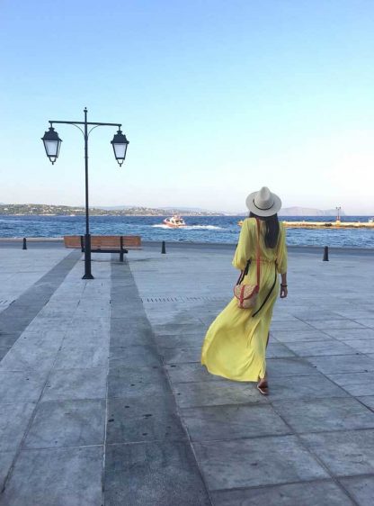 Žuta haljina na moru